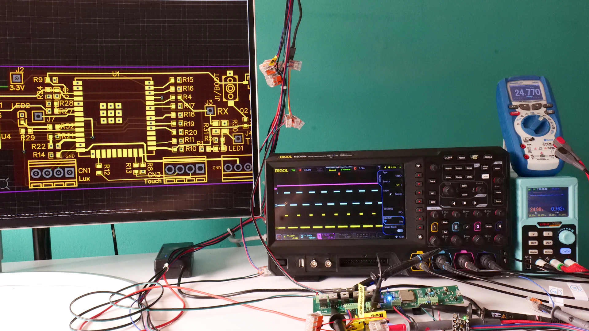Electronics workstation with measurement instruments and a circuit design